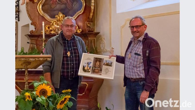 Wallfahrtsleiter Bernd Schwamberger zeichnete Wolfgang Schwamberger (von links) für seine 50. Teilnahme aus.