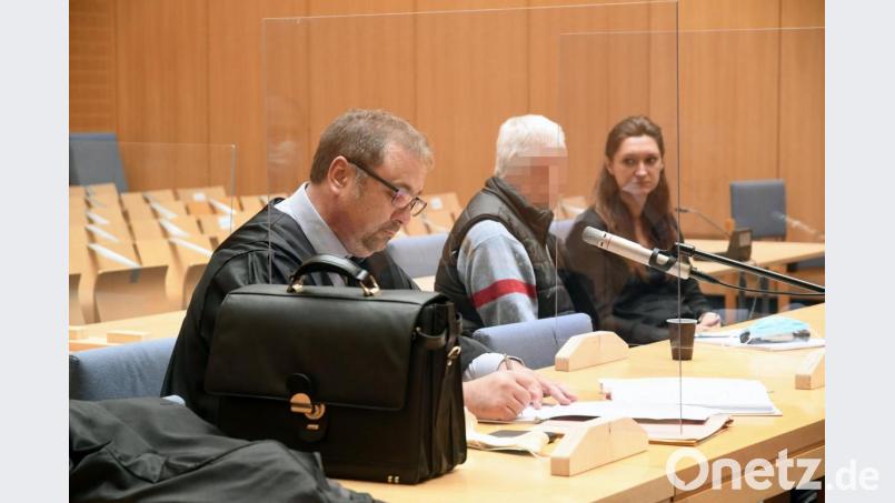 April 2016: Ein altes Ehepaar saß gemütlich im Fernsehsessel, als es Opfer eines brutalen Überfalls wurde. Für einen der Täter gab es nun eine hohe Haftstrafe am Landgericht Weiden. Links der Verteidiger, rechts die Übersetzerin. Bild: Gabi Schönberger