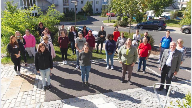 Ein Teil der Schüler, die am 1. September die dreijährige generalistische Ausbildung am Berufsbildungszentrum begonnen haben. Mit auf dem Foto Trägervereinsvorsitzender Bürgermeister Johannes Reger (vorne rechts), Schulleiterin Hannelore Doleschal sowie einige Lehrkräfte. Bild: njn
