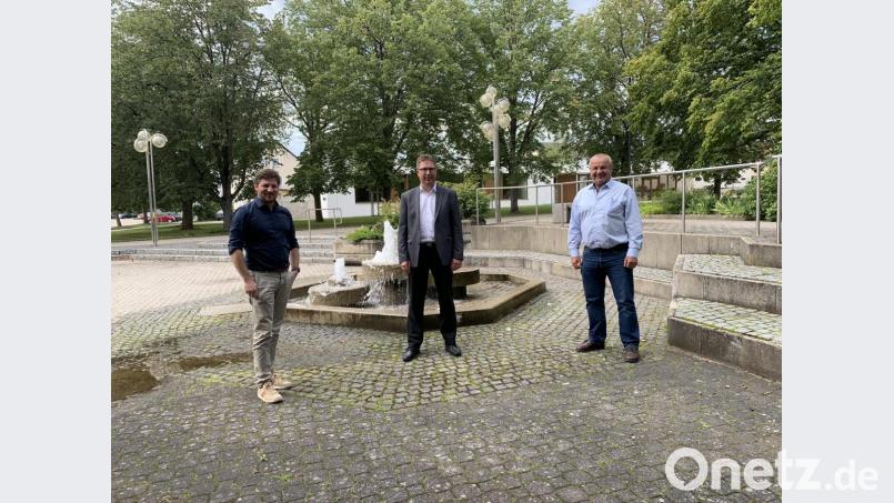 Stiftungsvorstand Martin Zimmermann (Mitte) zeigt das Bild zusammen mit den zwei Bürgermeistern. Bild: VG Schwarzenfeld/exb
