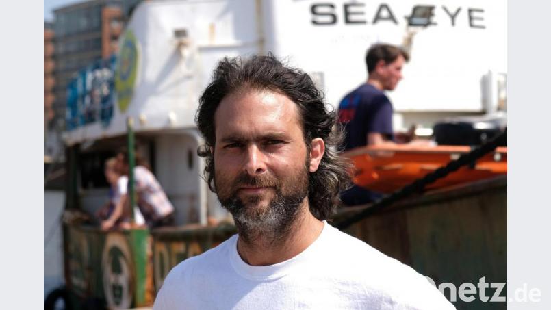 Michael Buschheuer, Gründer der Organisation Sea-Eye, steht vor dem Rettungsschiff «Sea-Eye». Archivbild: Daniel Bockwoldt