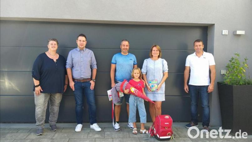 Schulanfängerin Romy Meyer (vorne Mitte) und ihre Eltern Sabine freuten sich über den Besuch des SPD-Vorstands mit der AsF-Vorsitzenden Ute Pirke und Ortsvorsitzendem Daniel Hutzler (von links) sowie Zweitem Bürgermeister Uwe Bergmann. Bild: ads