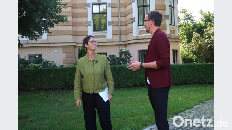 Mit Tourismusmanager Johannes Lohrer machte sich Künstlerhaus-Leiterin Christina Lanzl (links) auf den Weg durch den Skulpturenpark im Garten des Oberpfälzer Künstlerhauses. Bild: Hirsch