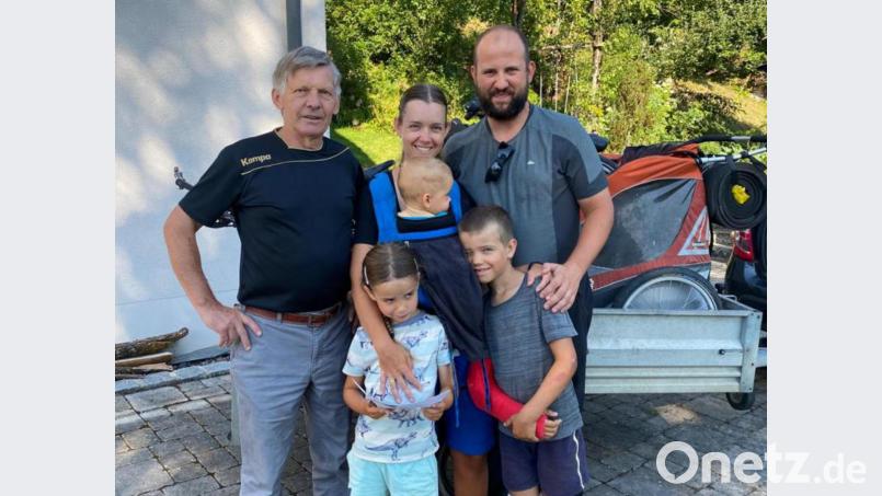 Albin Koller (links) mit der Familie aus Leipzig, deren Fahrradtour wegen eines Unfalls in Emhof endete. Bild: pop
