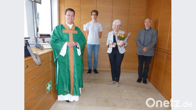 Annemarie Kuchenreuther zum letzten Mal an &quot;ihren Arbeitsplatz&quot; in der Sakristei: Pfarrer Thomas Kohlhepp, Ministrant Richard Janner und Kirchenpfleger Karl Hofmann (von links) sagen Danke. Bild: hok