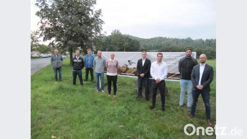 Auf die neue Mountainbike-Anlage freuen sich (von links) Manfred Groher (TuS-Leitungsteam), Nikolaj Jabis (Kassier Riders Club Hirschau), Dieter Held (TuS-Leitungsteam), Dominik Losch (2.Vorsitzender), Stefanie Losch (Damenvertreterin), Andreas Losch (1.Vorsitzender), Thomas Losch (Platzwart), Hendrik Klutzny und Stefan Wisneth (Schriftführer). Bild: fg
