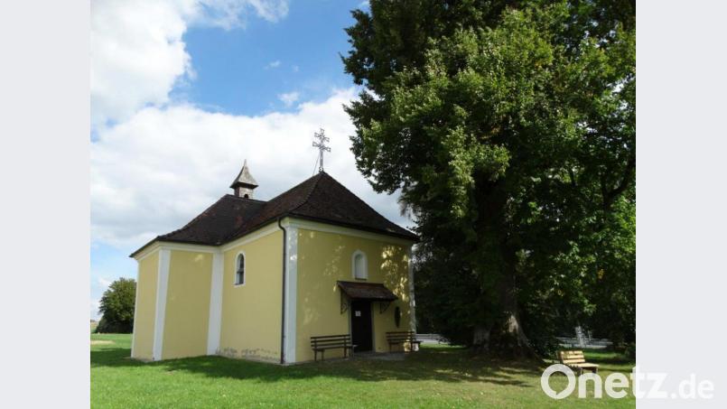 Vor der Klausenkirche zum Heiligen Kreuz steht eine 300 Jahre alte denkmalgeschützte Linde. Bild: twg
