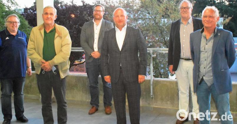 Klaus Hartung, Kurt Seggewiß, Christian Schmidt, Michael Kurz, Karl Lang und Manfred Luber (von links) lenken in den kommenden zwei Jahren die Geschicke der SpVgg SV Weiden. Bild: otr