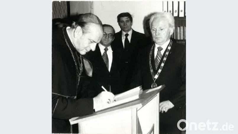 Im Beisein von 1. Bürgermeister Josef Spichtinger trug sich der Kardinal 1978 in das Goldene Buch der Stadt ein. Bild: lg