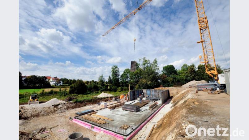Der Bau hat bereits begonnen: In Haselmühl entsteht gegenüber des neuen Rewe-Marktes eine neue Filiale der Bäckerei Hiltner. Bild: Stephan Huber