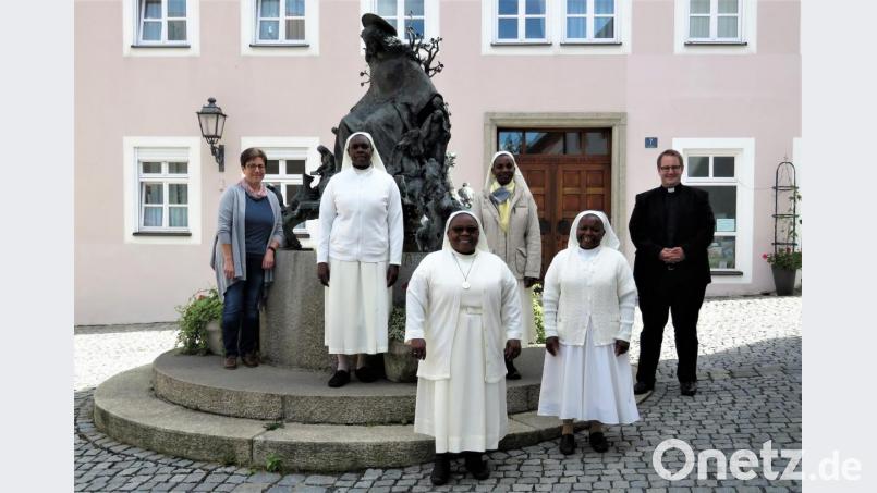 Pfarrgemeinderatssprecherin Edith Schön (links) und Kaplan Daniel Fenk freuen sich, dass mit den Ordenschwestern Rose, Elisabeth, Theopista und Justine (von links) das Tirschenreuther Kloster wieder tatkräftige Bewohnerinnen bekommen hat. Bild: ubb