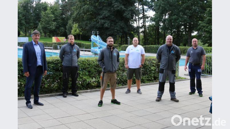 Bürgermeister Edgar Knobloch (links) ist stolz auf sein Badepersonal, das die schwierige Corona-Saison so erfolgreich gemeistert hat. Eine Auswahl, von rechts: Bauhofleiter Alex Waschkewitsch, Waldbad-Betriebsleiter Stephan Potröck, Rettungsschwimmer Daniel Jobst, Fachangestellter für Bäderbetrieb Stefan Danhauser und Rettungsschwimmer René Wächter. Bild: sne