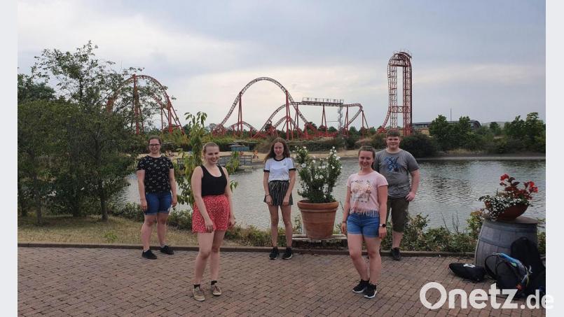 Ein tolles Erlebnis war der Besuch im Leipziger Freizeitpark „Belantis“. Vom Mini-Zeltlager des Stiftländer Heimatvereins erzählt die Sprecherin der Wiesauer Trachtler-Jugend, Franziska Lang (Zweite von rechts). Bild: Stiftländer Heimatverein/exb
