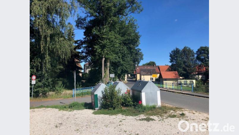 Der neue Glockenturmstandort, die Glascontainer sollen wegkommen. Bild: ak