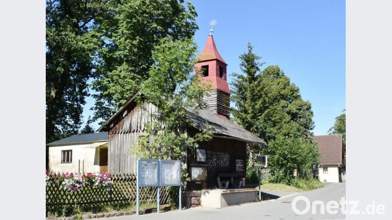 Der alte Glockenturm mit baufälliger Reinigungsscheune, beides wird nun abgebrochen. Bild: ak