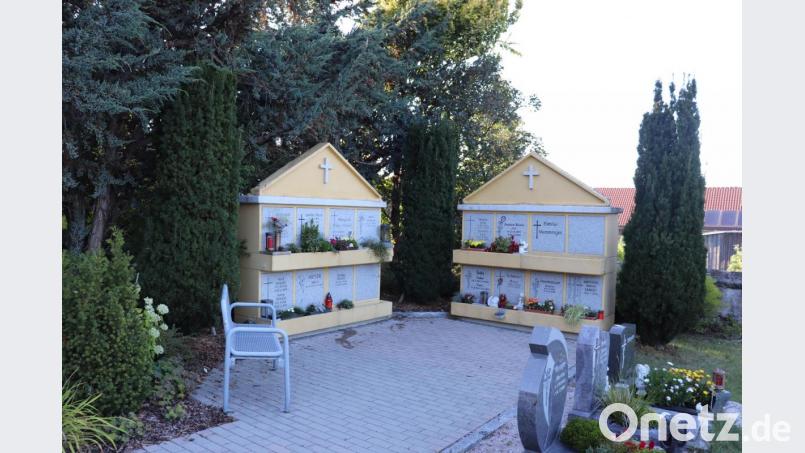 Die bestehenden Urnennischen am Plößberger Friedhof bieten langsam keine freien Plätze mehr. Außerdem haben die Betongebilde ganz schön gelitten. Deswegen sollen am hinteren Friedhofsteil neue Urnenplätze geschaffen werden. Bild: flt