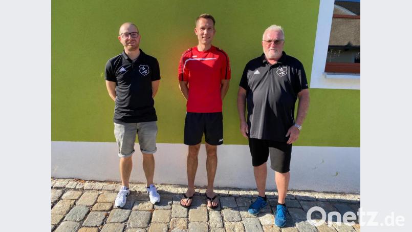 Die Vorstandsmitglieder Michael Brüchner (links) und Matthias Haberberger (rechts) mit dem neuen Trainer Marc Hemminger. Bild: Thomas Mikolei/exb
