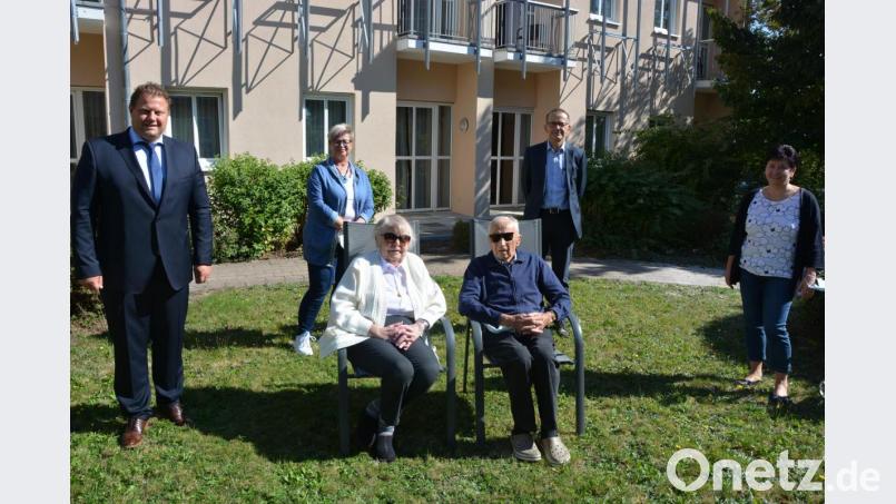 Viele Glückwünsche gab es für Christa und Wilfried Schultz (sitzend) zur Diamantenen Hochzeit. Dazu gratulierten unter anderem (von links) Bürgermeister Stefan Grillmeier, Nichte Elke Häckl, Neffe Walter Frank und Einrichtungsleiterin Mihaela Rupp. Bild: jr