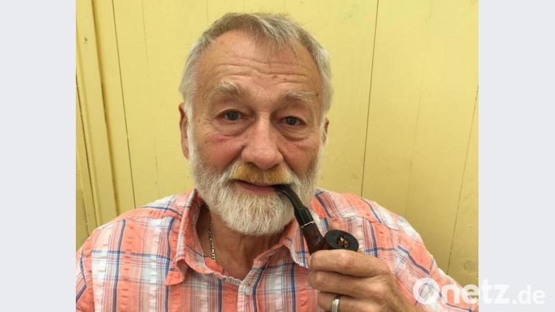 Jubilar Helmut Seibold, gelassen mit Pfeife – so, wie man ihn kennt in Vilseck und Pittersberg. Bild: gm