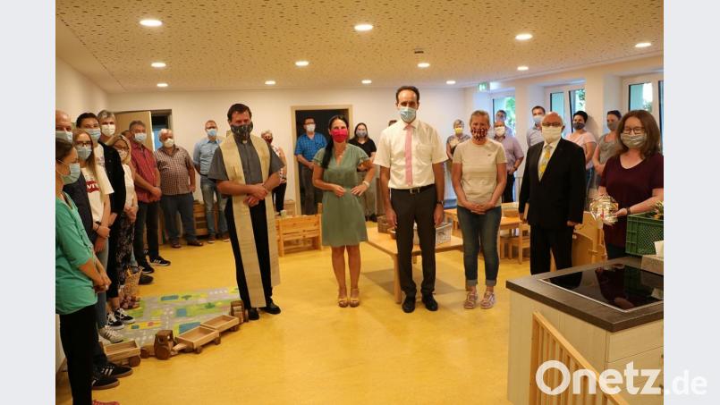 Mit Mund-Maske-Bedeckung feiern die Gäste den Start der umgebauten Kinderkrippe des Sebastian-Kneipp-Kindergartens in Edelsfeld. Bild: gru