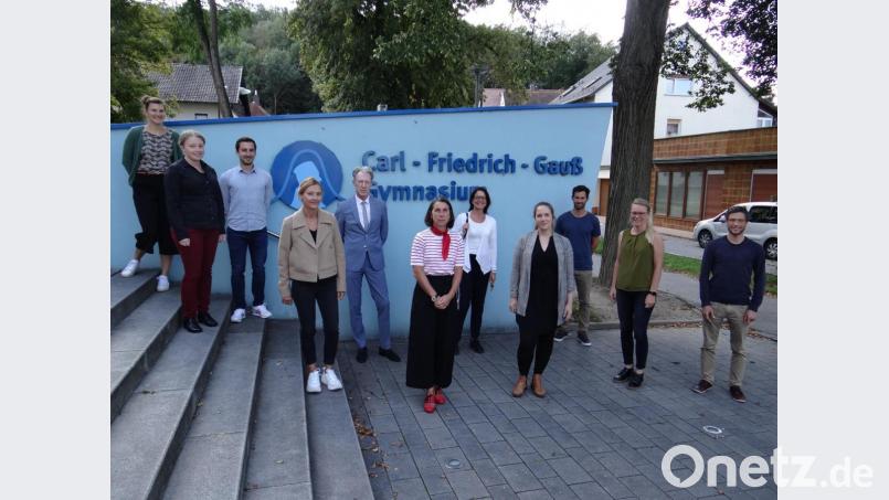 Schulleiter Johannes Werner (Fünfter von links) begrüßte zehn neue Lehrer am Schwandorfer Carl-Friedrich-Gauß-Gymnasium. Bild: Angelika Weigert/exb