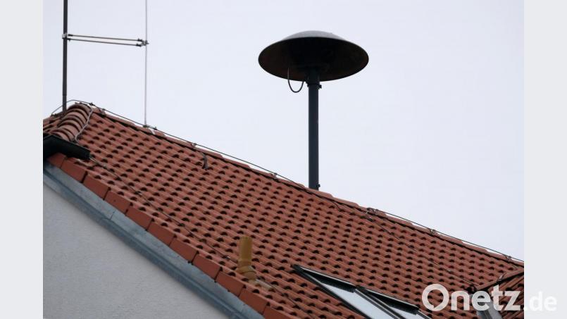 Eine Sirene auf dem Dach des Rathauses. Ab 11 Uhr wird heute in weiten Teilen des Freistaats Bayern die Warnung der Bevölkerung geprobt. Bild: Stephan Jansen/dpa