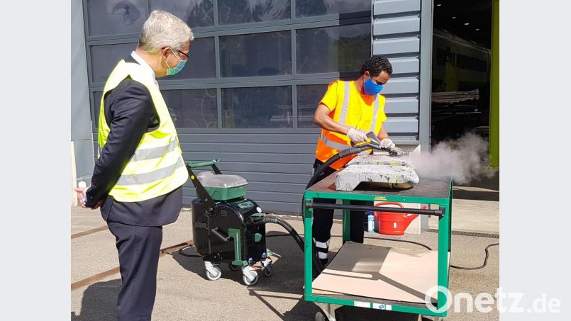 Mit 180 Grad heißem Dampf werden die Agilis-Sitze regelmäßig gereinigt. Geschäftsführer Michael Vulpius machte sich ein Bild von der Arbeit. Bild: gib