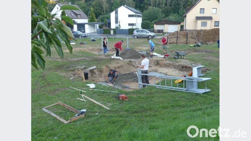 Beim Aufbau der Spielgeräte im Wohnbereich Stirnberg werden Jürgen Schäffler und Andreas Hermann (oben, von rechts) von Anwohnern tatkräftig unterstützt. Bild: rn