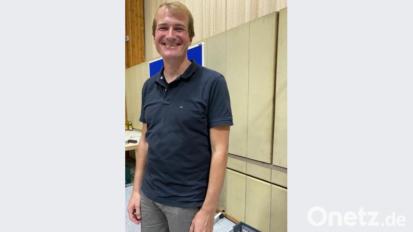 Florian Lang, Projektmanager in der Biodiversitäts-Gemeinde Tännesberg, überzeugt die Gemeinderäte von den Vorteilen eines Ökokontos. Bild: Eichl