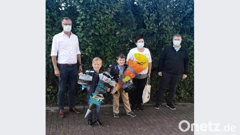 „I bin a Hirschauer Stückl“ – so steht es auf den Loop-Schals, mit denen sich die 41 Abc-Schützen der Hirschauer und Ehenfelder Grundschule künftig vor Wind und Kälte schützen können (von links): Bürgermeister Hermann Falk, die Abc-Schützen Samuel und Luca, Zweite Bürgermeisterin Bärbel Birner und stellvertretender CSU-Fraktionsvorsitzender Martin Merkl. Bild: u