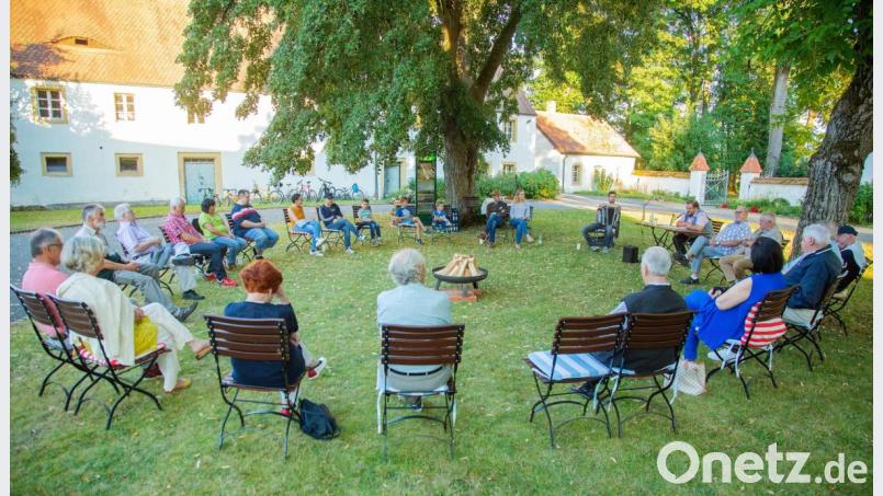 Lagerfeuer-Geschichten und -Sagen steuerte Bürgermeister Hans Walter im Schlosshof Wolframshof zum Ferienprogramm bei. Bild: stg