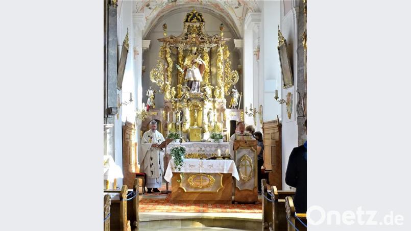 Pfarrer Heribert Stretz und Pater Rudi Götz (von rechts) gestalteten den Festgottesdienst in der Waldecker Pfarrkirche. Bild: hl
