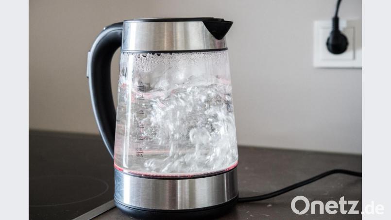 Schnell mal die Zähne putzen, das geht in Trabitz momentan nicht so einfach. Zuerst muss das Wasser abgekocht werden, denn es wurden wiederholt Keime festgestellt. Symbolbild: Andrea Warnecke/dpa