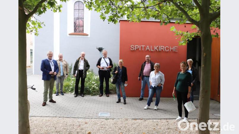 Im Beisein von Oberbürgermeister Andreas Feller (links) besichtigte die Grünen-Landtagsabgeordnete und Denkmal-Expertin Sabine Weigand (Mitte) auf Einladung des Grünen-Ortsverbandes die Spitalkirche. Bild: Weigand/exb