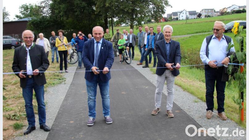 Der Radweg ist offiziell eröffnet durch (von links) stellvertretenden Landrat Albert Nickl, Bürgermeister Gerhard List, Baudirektor Gerhard Kederer und Altbürgermeister Rudolf Götz. Bild: fsb