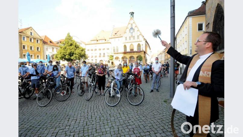 Stadtpfarrer Thomas Helm segnete die Fahrräder und wünschte den rund 40 Radlern, die auf den Marktplatz gekommen waren, eine unfallfreie Fahrt. Bild: Stephan Huber