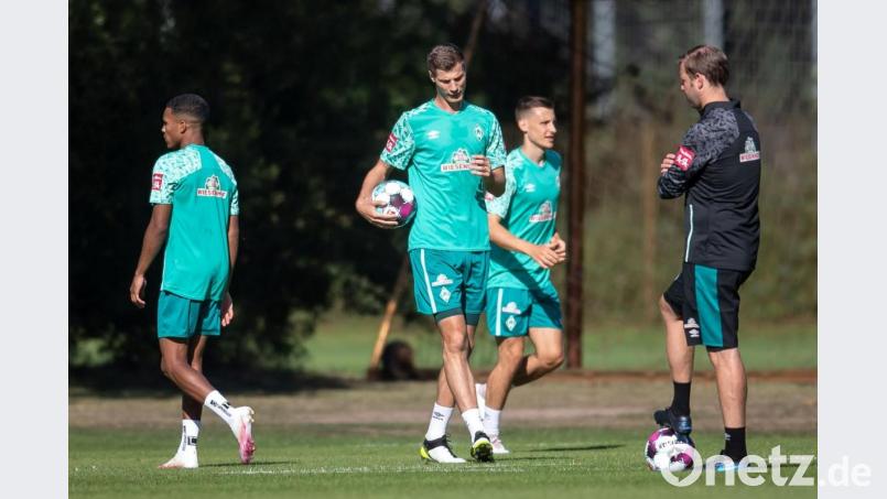 Werder Trainer Florian Kohfeldt (rechts) hat Patrick Erras (links) und dessen Teamkollegen Maxi Eggestein im Blick. Erras hat sich im Werder-Team schnell zurechtgefunden. Bild: Sina Schuldt