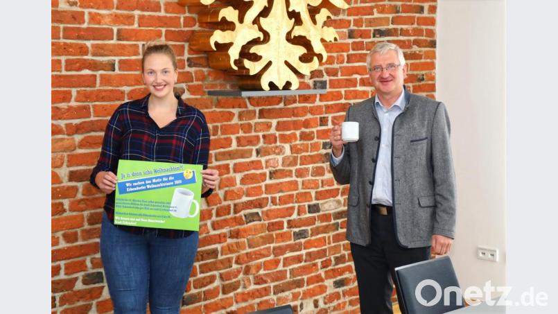 Carolin Böckl und Bürgermeister Johannes Reger freuen sich auf viele Ideen der Bürger für das neue Motiv der Weihnachtstasse. Bild: JOCHEN NEUMANN 
ERBENDORF