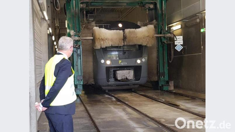 90 Meter lang ist die Waschstraße, in der die Züge eines Regensburger Eisenbahnunternehmens von außen sauber gemacht werden. Das geschieht nachts. Bild: gib