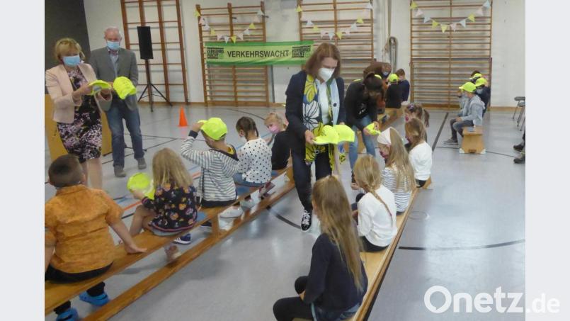 Die Schüler bekommen die gespendeten Caps. Bild: fsb