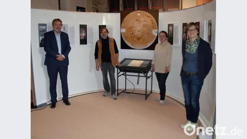 Franz Grundler und seine Frau Gabriele Ziegler (Bildmitte) stellen Bürgermeister Franz Zeitler (links) und Tourismusfachkraft Martina Hölzl (rechts) ihre Karner-Studien vor. Bild: aub