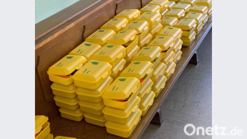 Lauter gelbe Brotzeitboxen der &quot;Bio-Brotbox-Aktion&quot; warten auf ihren Einsatz am Montag und Dienstag, 14. und 15. September. Dann werden sie an die Erstklässler der zehn Schulen in der Ökomodellregion verteilt. Bild: Cornelia Strigl/exb