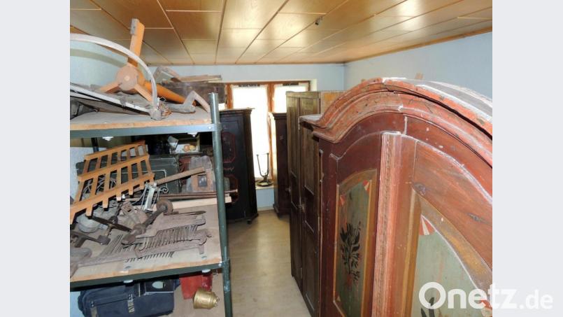 Die Außendepots des Kultur- und Militärmuseums müssen geräumt werden. So gibt es von Militariagegenständen bis zu alten Bauernschränken beim Trödelmarkt zahlreiche Exponate abzugeben. Bild: mor