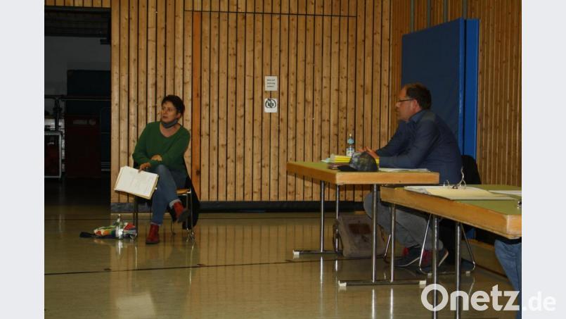 Über die Vorarbeiten zur Einrichtung der Gemeindebücherei im alten Pfarrhof berichtete Zweite Bürgermeisterin Anja Kirschsieper. Bürgermeister Thorsten Hallmann ist angetan von dem Projekt. Bild: bjp