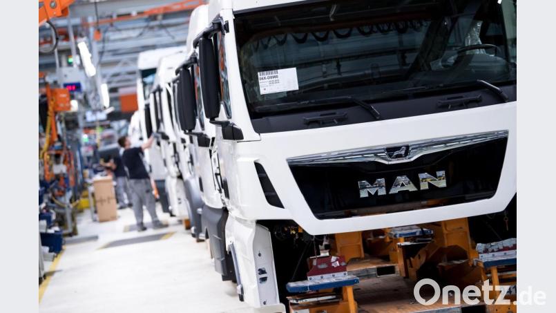 Der Lastwagenbauer MAN will sich neu aufstellen und deshalb in Deutschland und Österreich bis zu 9500 Stellen abbauen. Das sei ein Bestandteil, um das Ergebnis um rund 1,8 Milliarden Euro zu verbessern, teilte die VW-Tochter am Freitag in München mit. Bild: Sven Hoppe/dpa