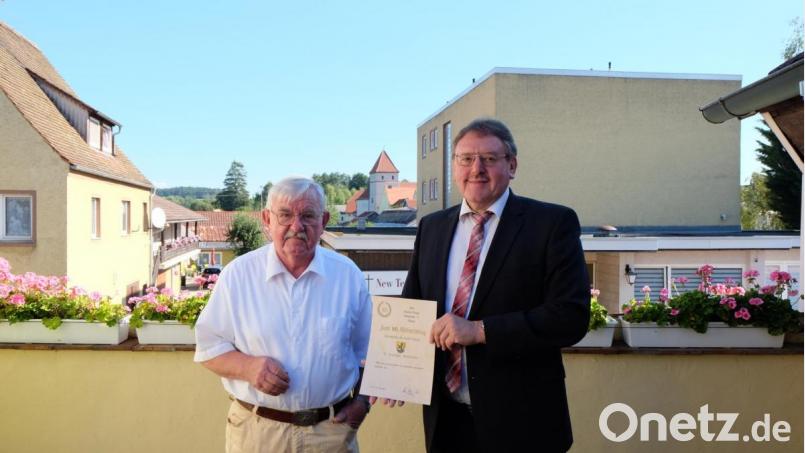 Bürgermeister Hans-Martin Schertl (rechts) überbringt dem Jubilar Heinrich Deinzer die Glückwünsche der Stadt Vilseck. Bild: Stefanie Gradl