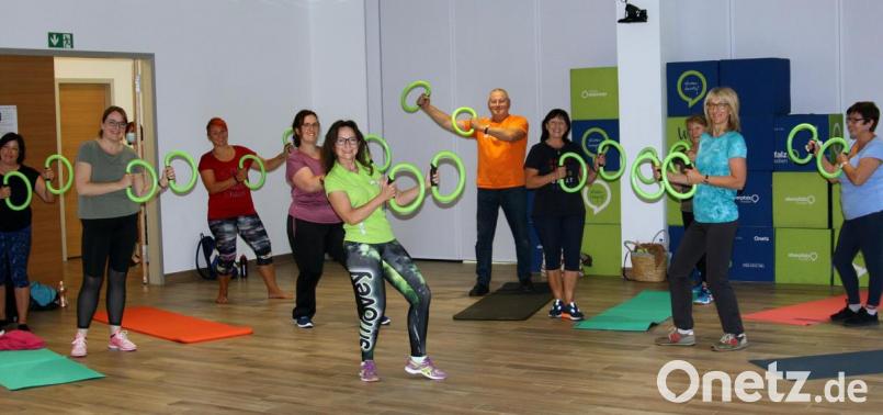 Ein neues Sportgerät begeistert die Sportgruppe beim &quot;swing, move und smile&quot; im Medienraum von Oberpfalz-Medien. Bild: R. Kreuzer