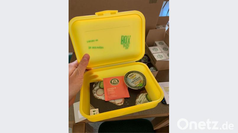 Um die Ansteckungsgefahr bei der Aktion zu minimieren, fällt der Inhalt dieses Jahr recht schmal aus. Ganz frisch kommt immerhin noch eine Banane dazu. Bild: Cornelia Strigl/exb