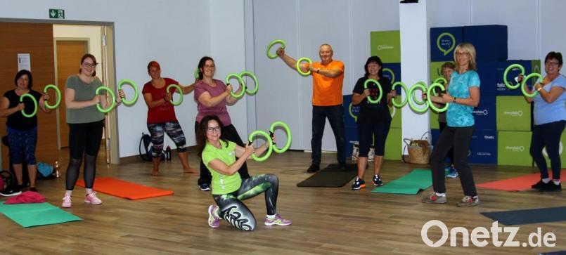 Ein neues Sportgerät begeistert die Sportgruppe beim &quot;Swing, Move und Smile&quot; im Medienraum von Oberpfalz-Medien. Bild: R. Kreuzer