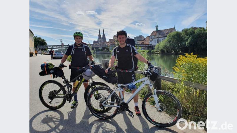 Beim Start in Regensburg war das Wetter noch blendend. Das war in den vergangenen Tagen nicht immer so. Matthias Hoidn (links) und Fabian Weig sind gerade in Richtung Nordsee unterwegs. Bild: Angelika Weig/exb